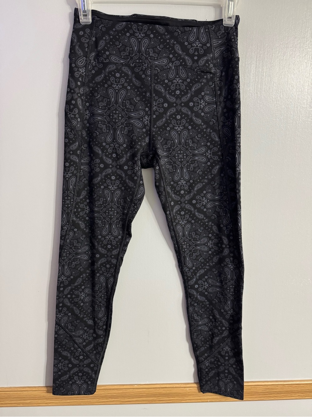 PINK Victoria's Secret Black Paisley Leggings Size Small